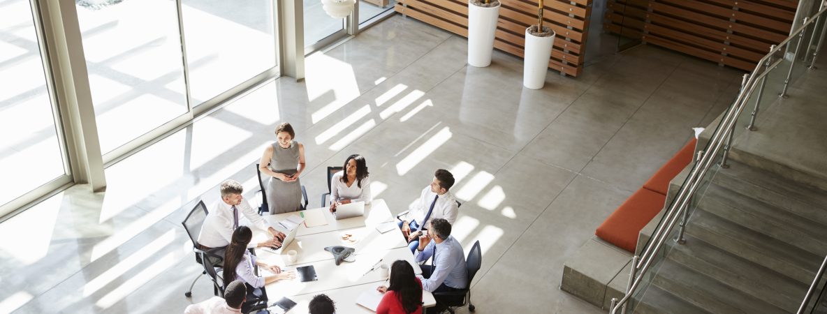 pessoas reunidas para realizar uma assenbleia de condominio